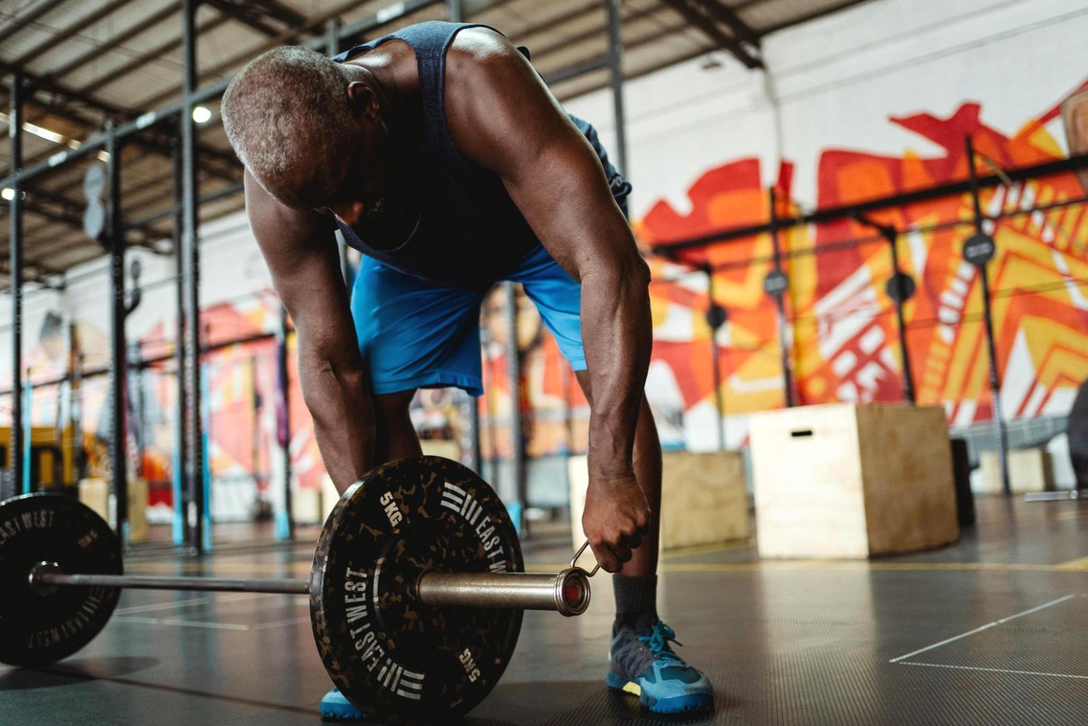 Espacio de entrenamiento moderno con equipamiento especializado