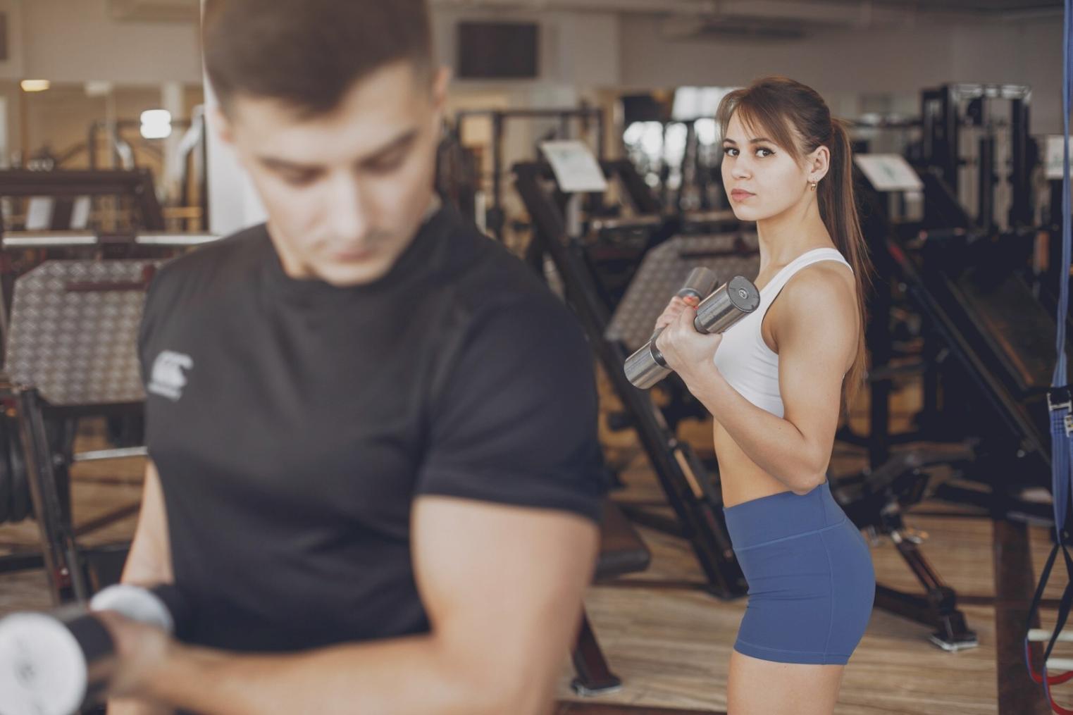Ejercicios avanzados de gimnasia funcional en sesión de entrenamiento